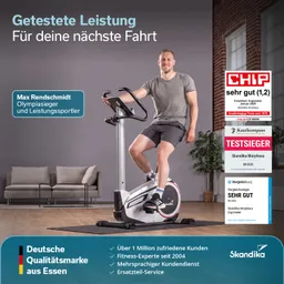 Ein Heimtrainingsgerät steht im Vordergrund, neben einem Fernseher, der ein Fahrradfahrer-Trainingsvideo zeigt. Im Hintergrund ist eine moderne Wohnzimmereinrichtung zu sehen. Auf einem Tablet sind weitere Trainingsinformationen abgebildet.