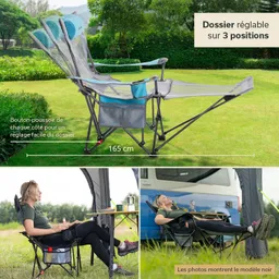 Campingstuhl mit verstellbarer Rückenlehne, in einem Garten angeordnet. Neben dem Stuhl sind eine Frau mit Getränk und eine entspannte Position in einem anderen Stuhl zu sehen.