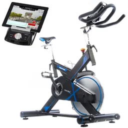 Stationäres Fahrrad mit blau-schwarzem Rahmen und großem Schwungrad. Darauf liegt ein Tablet mit einer Fitnessanwendung.