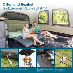 Zwei Personen sitzen in einem Zelt auf einer Matte. Es gibt große Fenster und einen Lampenhaken. Sichtbare Ausstattungsdetails unten.