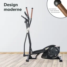 Ein Ellipsentrainer mit einem modernen Design steht auf einem Holzfußboden. Der Rahmen ist schwarz, mit braunen Griffen.