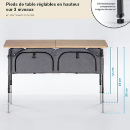 Klappbare Tischkonstruktion mit einer Holzplatte, grauem Stoffbezug und verstellbaren Aluminiumfüßen in verschiedenen Höhen.