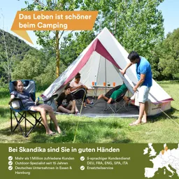 Gruppierung von vier Personen vor einem Zelt im Freien. Mehrere Campingstühle vorhanden. Hintergrund mit Bäumen.