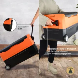 Transportbox in orange und schwarz mit ausklappbarem Griff und Rollrädern. Eine Person hebt die Box an. Hintergrund ist neutral.