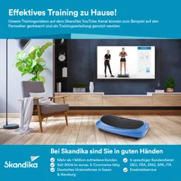 Wohnzimmer mit einem grauen Sessel, einem Pflanzenarrangement und einem Fernseher, auf dem Fitnessanleitung gezeigt wird. Ein Trainingsgerät in blauer Farbe im Vordergrund.