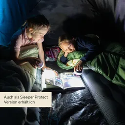 Zwei Personen sitzen in einem Zelt, eine mit einer Taschenlampe, die andere liegt und betrachtet ein Buch.