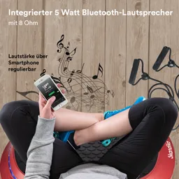 Bluetooth-Lautsprecher, Smartphone mit Musik-App, Person mit gekreuzten Beinen, Holz-Hintergrund, Musiknoten.