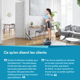Eine Person steht auf einer Vibrationsplatte in einem modernen Raum mit Holzboden. Im Hintergrund sind eine Stuhlreihe, ein Tisch mit Pflanzen und ein Sofa sichtbar.