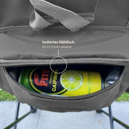 Graues isoliertes Kühlfach mit einem sichtbar eingelegten Getränkedose in gelb-grüner Labelgestaltung.