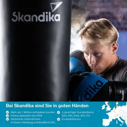 Ein Boxsack mit dem Logo „Skandika“ steht im Vordergrund. Eine Person mit blonden Haaren und blauen Boxhandschuhen schlägt auf den Sack. Im unteren Bildbereich sind Informationen über das Unternehmen und seine Dienstleistungen aufgeführt.