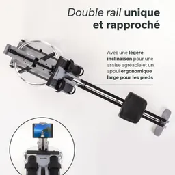 Wasser-Rudergerät mit einem abgerundeten Wassertank, Schlitten, Sitz, Fußstützen und Braided Straps. Smartphonehalterung sichtbar.