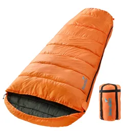 Oranger Schlafsack mit Reißverschluss und Innenfutter in Dunkelgrau, daneben verpackter Schlafsack in komprimierter Form.