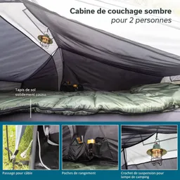 Zeltinnenansicht mit einem Schlafbereich für zwei Personen, einem dunkelgrünen Schlafsack, einer Lampe und Stauraum.