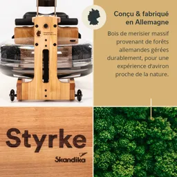 Rudergerät aus massiver Birke mit Wasserbehälter und Rollenkonstruktion. Oben rechts Text über Herkunft und Material. Unten links Holzgravur „Styrke“. Rechts unten Grüntöne von Bäumen.
