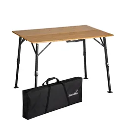 Klappbarer Tisch mit einer Holzoberfläche und schwarzem Gestell, daneben eine Tragetasche für den Tisch.