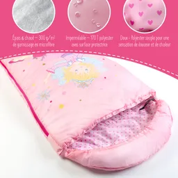 Ein rosa Schlafsack mit einer Fee und bunten Punkten auf der Außenseite. Innen mit kleinen Herzen.