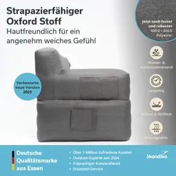Graues Sofa aus strapazierfähigem Oxford-Stoff. Darunter Informationen zu Materialeigenschaften und Qualitätsmerkmalen.