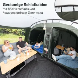Schlafkabine im Freien mit Couch und Tisch Personen entspannen, lesen und genießen Getränke, umgeben von grüner Wiese.