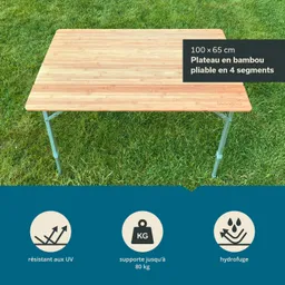Faltbarer Tisch aus Bambus mit den Maßen 100 x 65 cm, auf grünem Gras platziert. Tischbeine aus Metall.