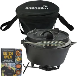 Schwarzer Dutch Oven mit Deckel, Edelstahlgriff und zwei Halterungen, daneben ein Rezeptbuch und eine Tragetasche.