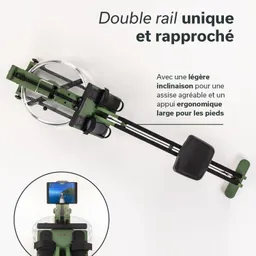 Rudergerät mit doppeltem Schienen-System, Wasserkammer, ergonomischem Fußstützen und Halterung für ein Gerät im Vordergrund.
