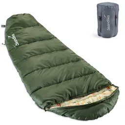 Grüner Schlafsack mit gestepptem Design und geöffnetem Reißverschluss. Neben dem Schlafsack steht ein grauer Kompressionssack.