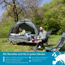 Zelt in der Natur mit zwei Personen. Eine Person sitzt im Zelt, die andere auf einem Stuhl. Essen und Getränke auf dem Tisch.
