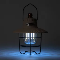 Eine hängende Lampe mit einem metallenen Gitter und einem transparen Lampenschirm. Die Lampe hat eine beige Farbe und ist beleuchtet, mit blauer Lichtreflexion. Der Hintergrund ist dunkel.