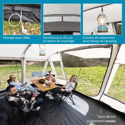 Campingzelt mit fünf Personen, die am Tisch sitzen. Snacks und Getränke auf dem Tisch, helle Innenausstattung.