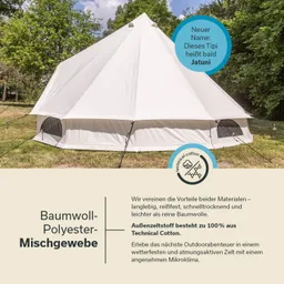 Ein weißes Tipi-Zelt steht auf einer Wiese, umgeben von Bäumen. Im Hintergrund ist ein blauer Himmel mit Wolken sichtbar.