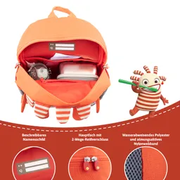 Oranger Rucksack mit gestreiften Details und offenem Hauptfach. Neben dem Rucksack eine animierte Figur mit Zahnbürste.