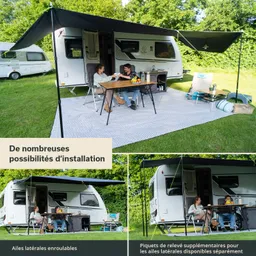 Bild mit einem Wohnwagen und einem Faltzelt im Freien. Zwei Personen sitzen an einem Tisch, umgeben von Zubehör und Möbeln.