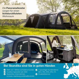 Zelt mit Panorama-Fenstern auf einer Wiese, daneben eine Person, die am Kochtisch etwas zubereitet. Im Hintergrund Bäume.