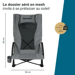 Grauer Klappstuhl mit Mesh-Rückenlehne, Maße 85 cm (Höhe) und 59 cm (Breite). Maximale Tragkraft 136 kg. Getränkehalter sichtbar.