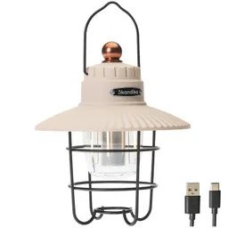 Hängelampe mit beiger Kappe und schwarz-gelbem Gitter, im Vordergrund ein USB-Kabel.