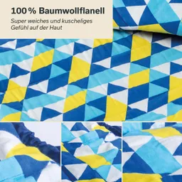 Fleecebedeckung aus Baumwollflanell mit geometrischem Muster in Blau, Gelb und Weiß, gefaltet und aus verschiedenen Perspektiven gezeigt.
