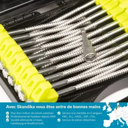 Werkzeugset mit verschiedenen Schraubendreher-Bitzen in einem schwarzen Koffer. Gelbe Halterungen für die Bits sind sichtbar.
