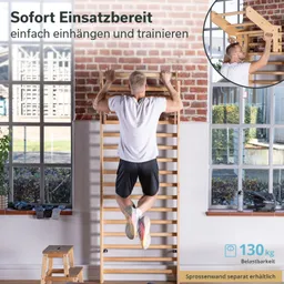 Holz-Sprossenwand an einer Backsteinwand, Person macht Klimmzüge. Neben der Wand ist ein Tisch und eine Wasserflasche sichtbar.