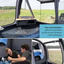 Zeltinneneinblick mit Tisch und zwei Personen. Große Fenster und Türen bieten Panoramablick auf die Wiese.