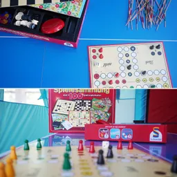 Brettspiele in einer Spielesammlung auf einem blauen Tisch. Oben sehen sich Spielsteine, Würfel und ein Spielbrett. Unten ist die Verpackung der Sammlung mit verschiedenen Spielfeldern sichtbar.