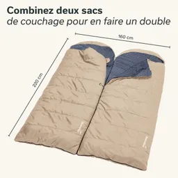 Zwei beigefarbene Schlafsäcke liegen parallel, kombiniert für eine Doppelbenutzung. Innenseite blaut mit geometrischem Muster.