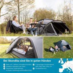 Zwei Personen sitzen am Tisch unter Bäumen neben einem Zelt. Ein weiteres Zelt ist im Hintergrund sichtbar.