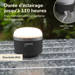 Wasserdichte, tragbare Lampe auf einem nassen Tisch, mit einem weißen Licht und einem Micro-USB-Anschluss.