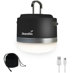 Eine tragbare Lampe in Schwarz mit silberner Unterkante, einem Karabinerhaken oben, begleitet von einem schwarzen Beutel und einem USB-Kabel.