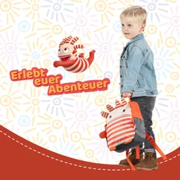 Ein Junge mit blonden Haaren trägt einen Rucksack mit rot-weißem Streifenmuster. Im Hintergrund sind bunte, geometrische Muster zu sehen.