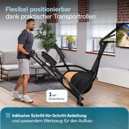 Ein Fitnessgerät steht quer im Raum. Eine Person zieht es mit beiden Händen. Im Hintergrund sind ein Sofa, Pflanzen und ein Fernseher sichtbar.