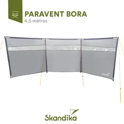 Paravent in grauem Stoff mit transparenten Abschnitten, ausgerichtet in einer Zeltform, beschriftet mit „Skandika“.