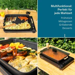 Elektrogrill auf einem Holztisch, umgeben von Pflanzen. Oben: Röstkartoffeln, Spiegeleier und Kirschtomaten. Unten: Würstchen, Gemüse und Brot.