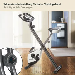 Fitnessgerät mit verstellbarem Widerstand, schwarzer und weißer Rahmen, gepolsterter Sitz und integriertes Display. Holzfußboden.