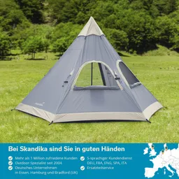Ein graues, spitzes Zelt steht auf einer grünen Wiese. Im Hintergrund sind Bäume zu sehen. Am unteren Bildrand sind Informationen zu einem Unternehmen abgedruckt.